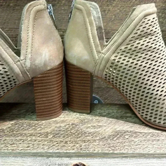 VINCE CAMUTO the Katnina Perforated Nubuck Open Toe Shooties size 7.5 - Picture 6 of 10